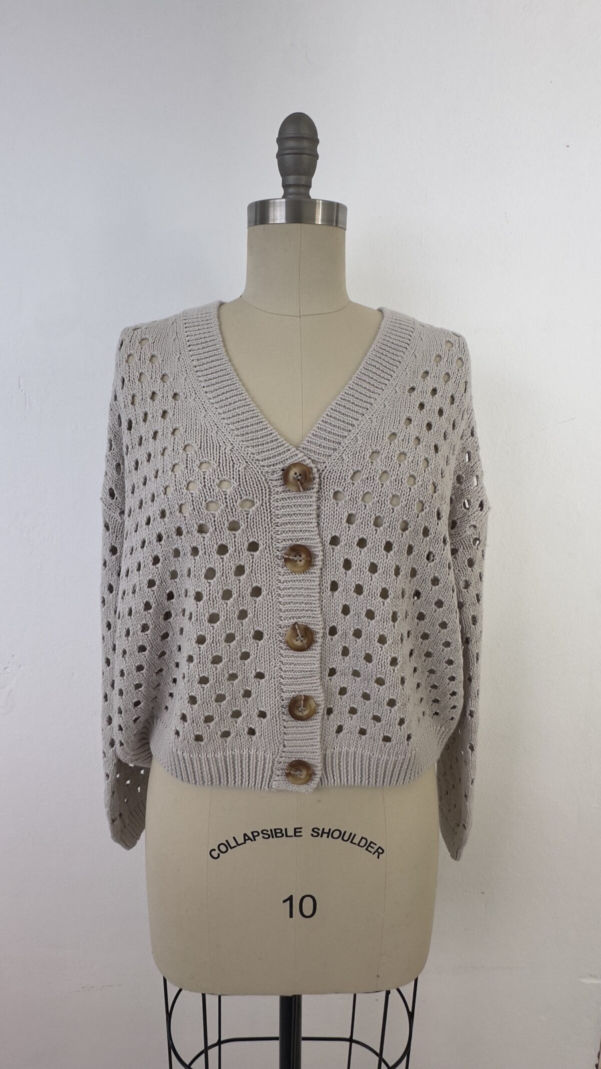 ART 678 Cardigan calado con botones